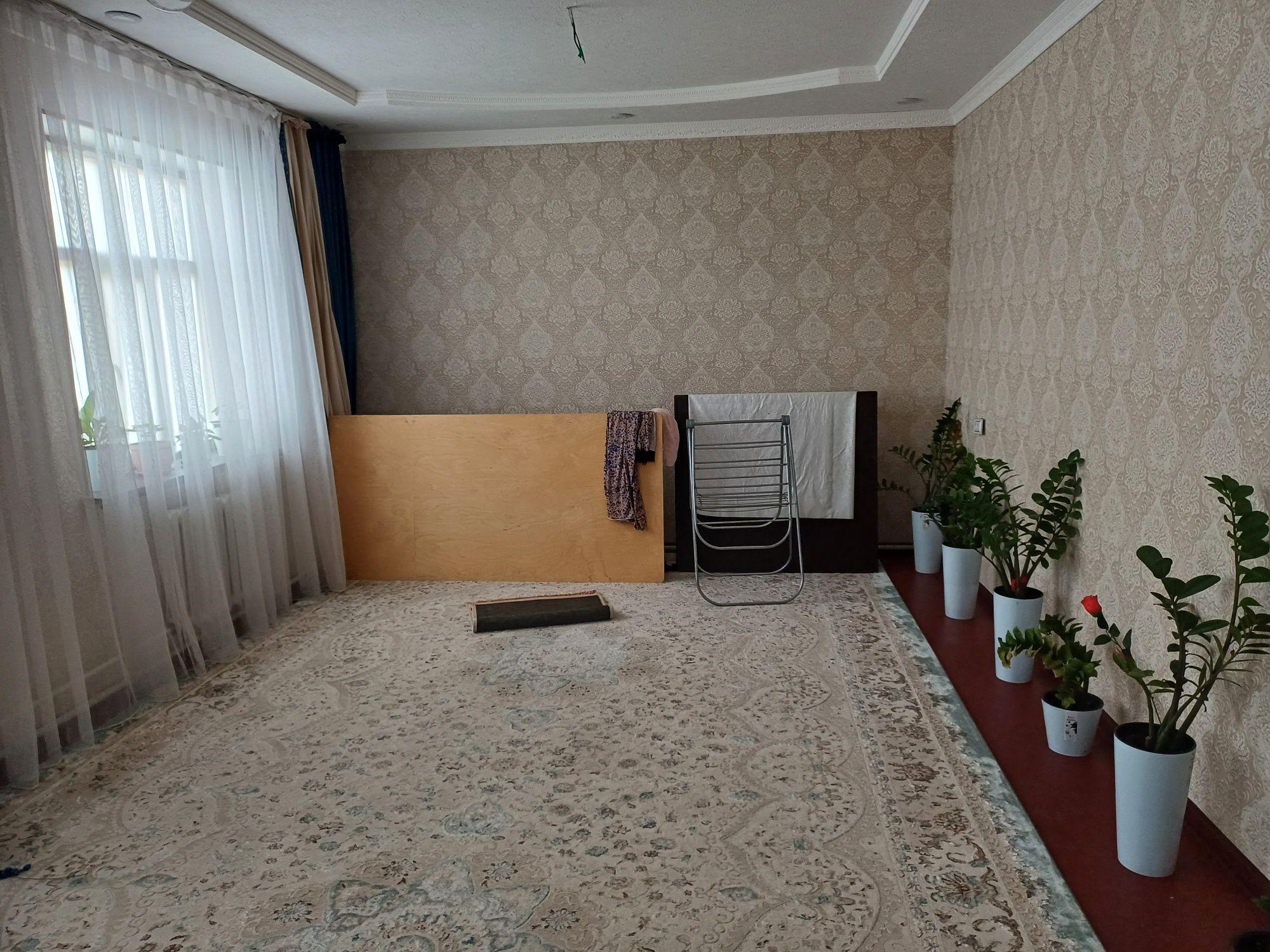 Жаңаталапта үлкен үи сатылады