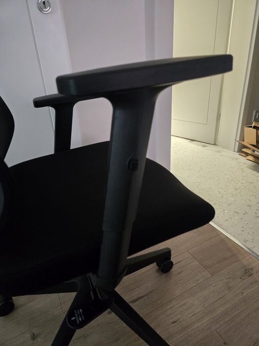 Scaun de birou ergonomic – ca nou, cu suport lombar și material textil