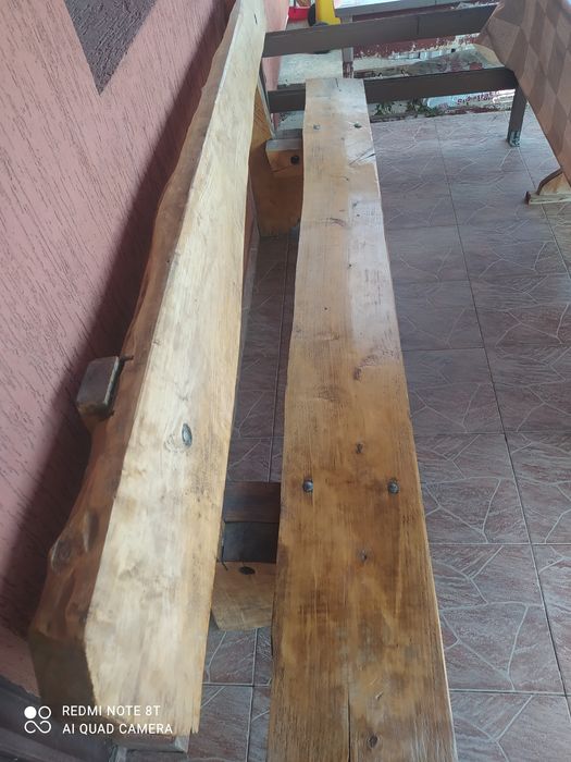 Vând masa +2  bănci  din lemn masiv pentru 8 persoane stil rustic