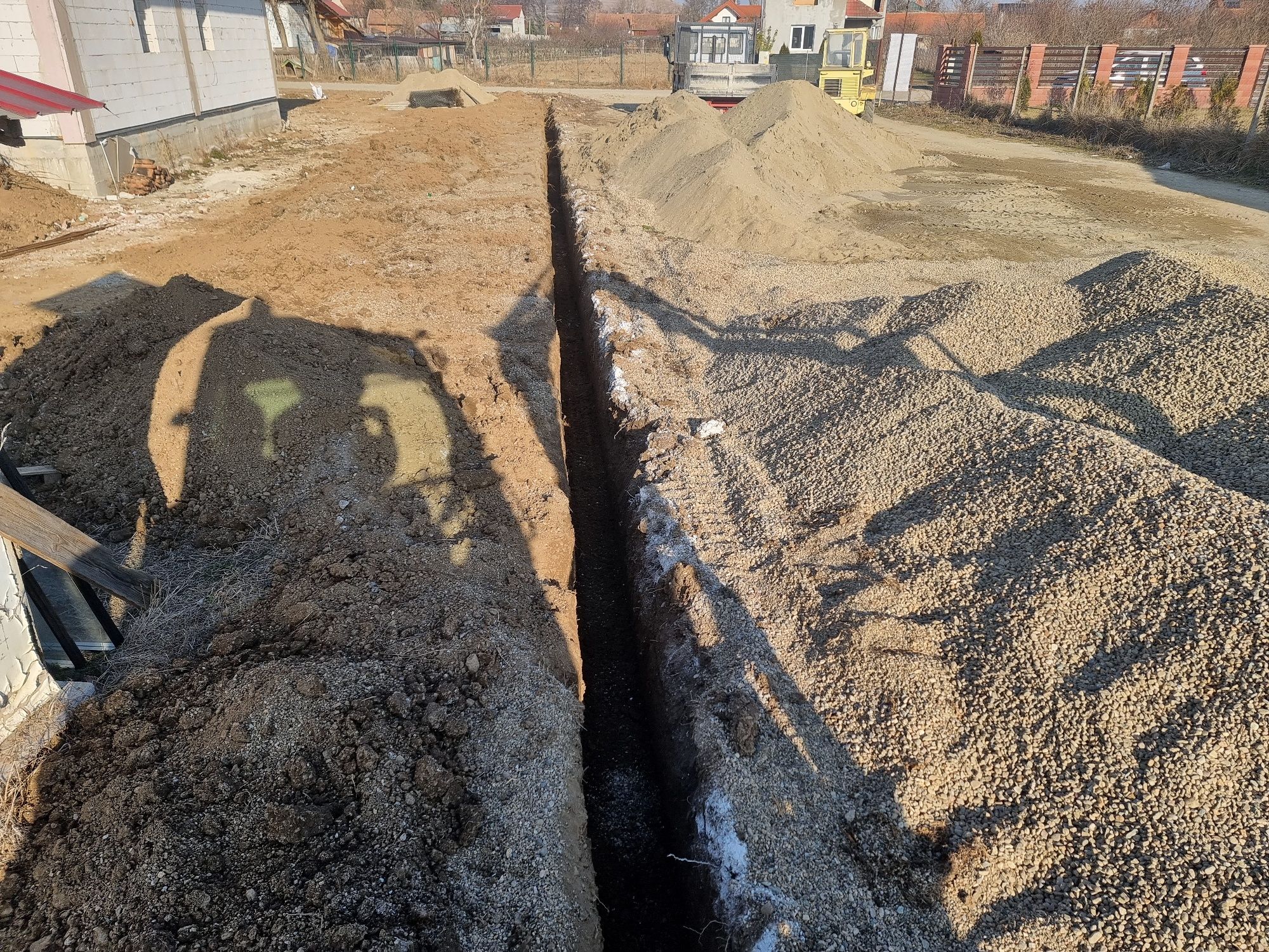 Execut lucrari cu miniexcavator de 4 si 2.8 tone