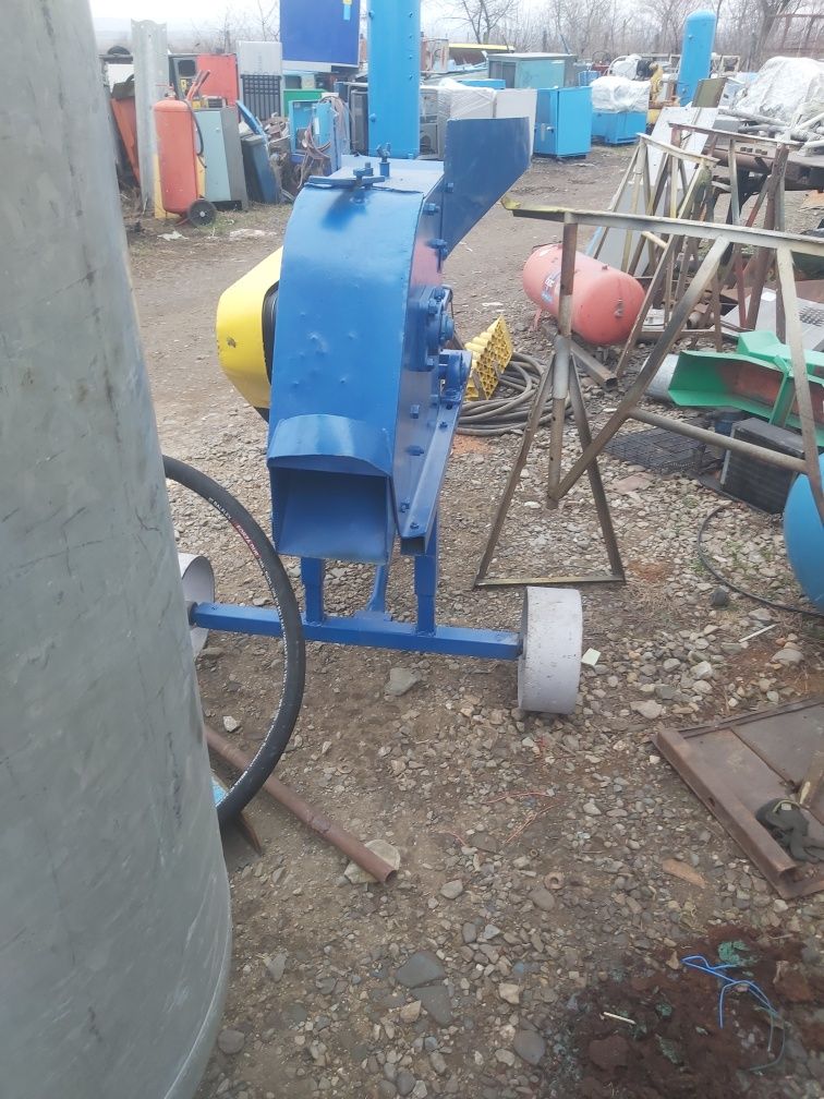 Moară cu ciocanele la tractor