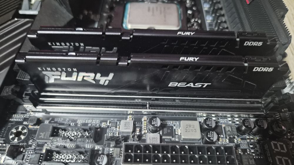 Vand placa de baza Gigabyte Z690 Aorus Master cu procesor I9