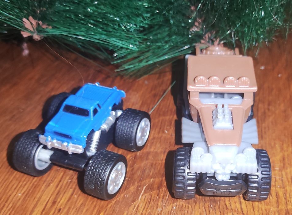 Машинки 2 шт фирменные Юнусабад-13