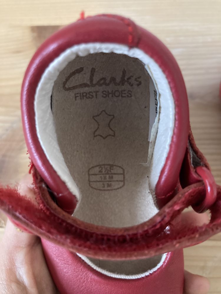 Бебешки кожени обувки Clarks номер 18