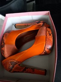 Оранжеви обувки на ток и платформа