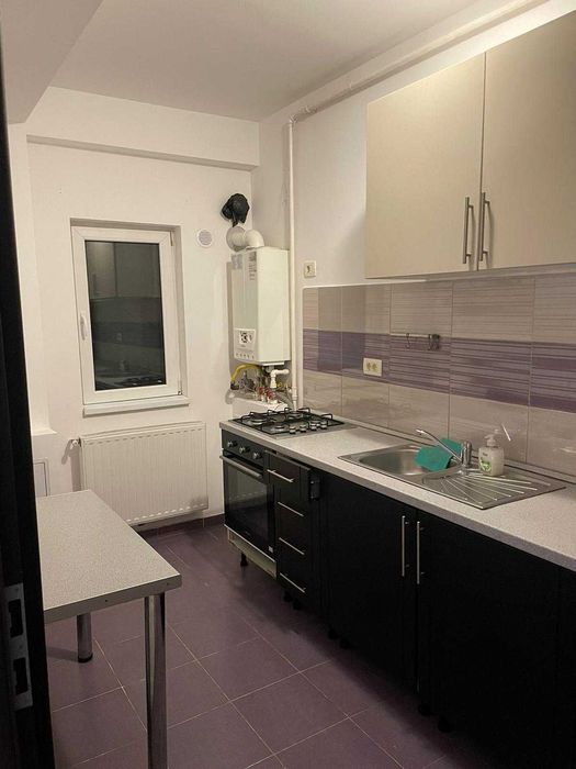 Garsoniera mobilata cu birou si bucatarie inchisa