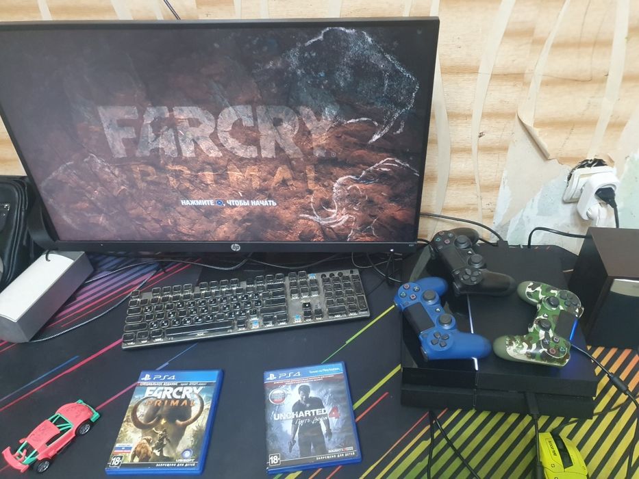 Продам Sony Playstation 4 срочно