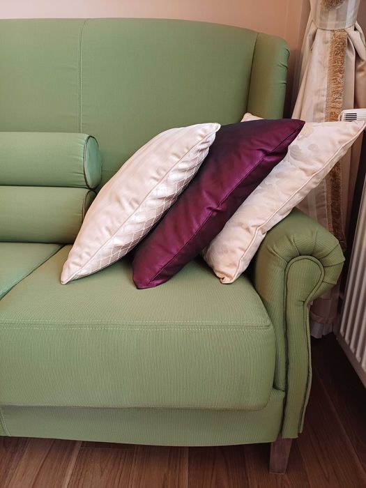 set canapea, fotoliu si 2 taburete