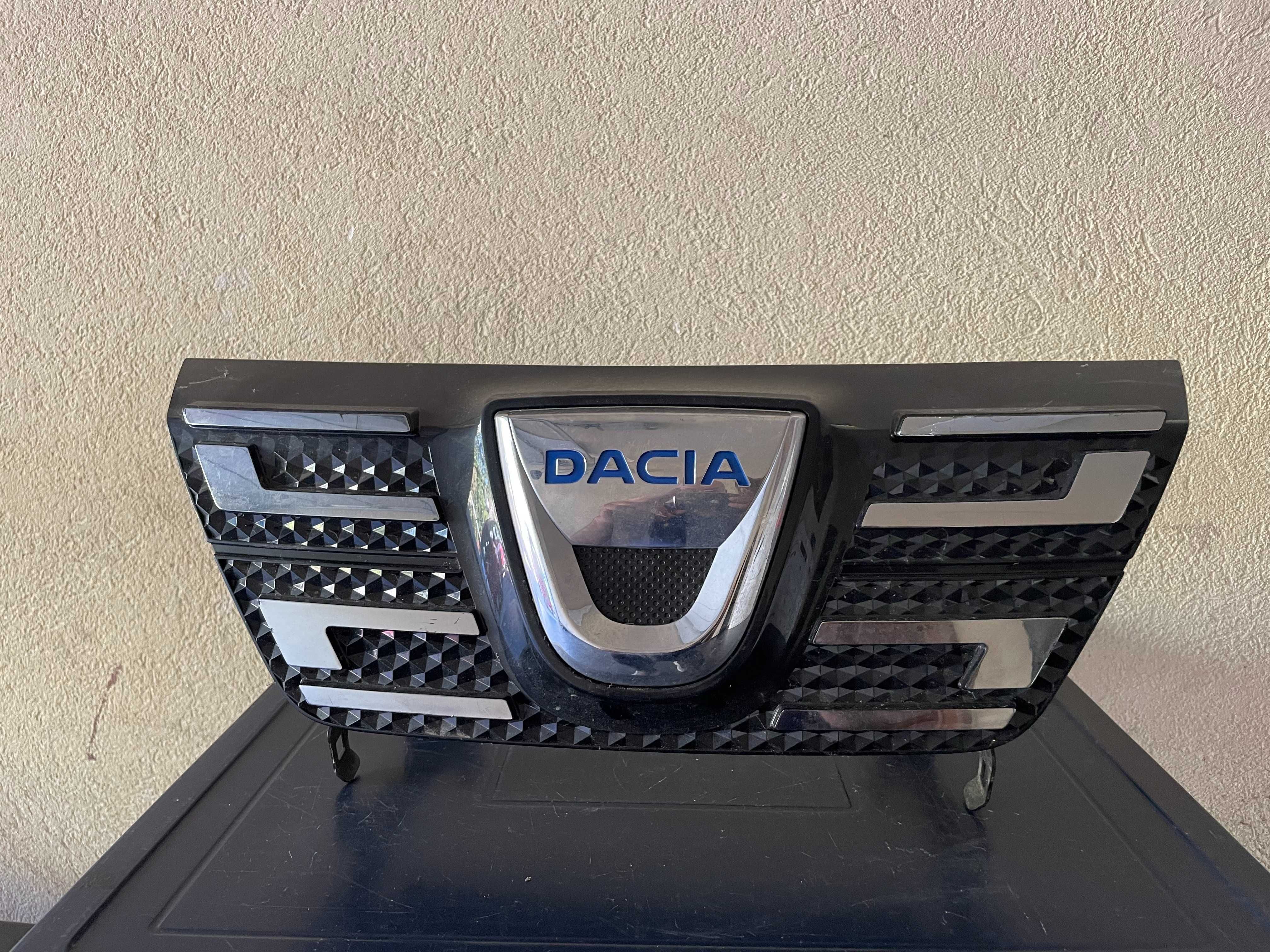 Grila Incarcare  Centrala Cu Emblema Dacia Spring 2021 2022 2023