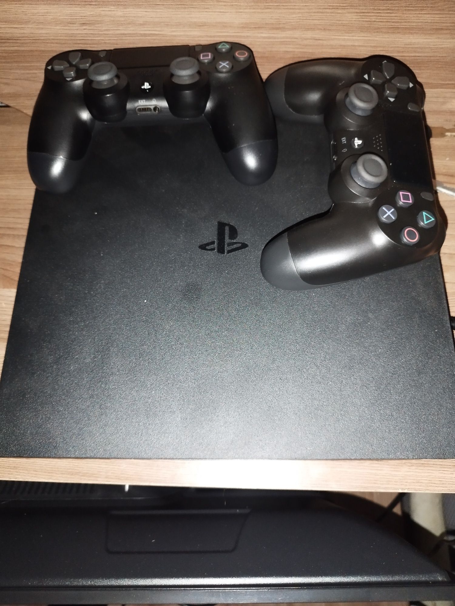 Подам playstation 4, в хорошем состоянии