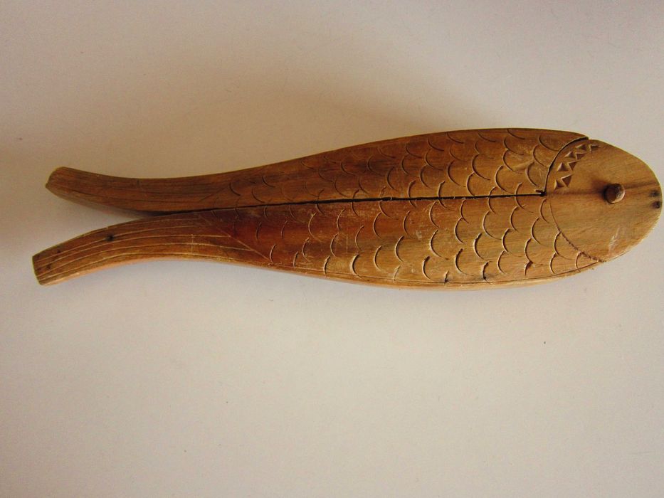 Cleste  pt spart alune si nuci Germania 1990