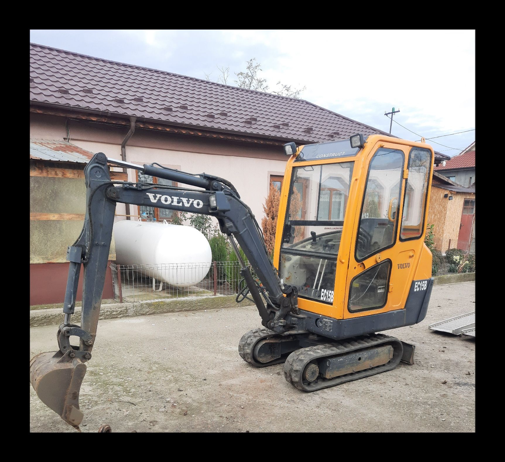 Miniexcavator volvo ec 15b an 2005 brat lung