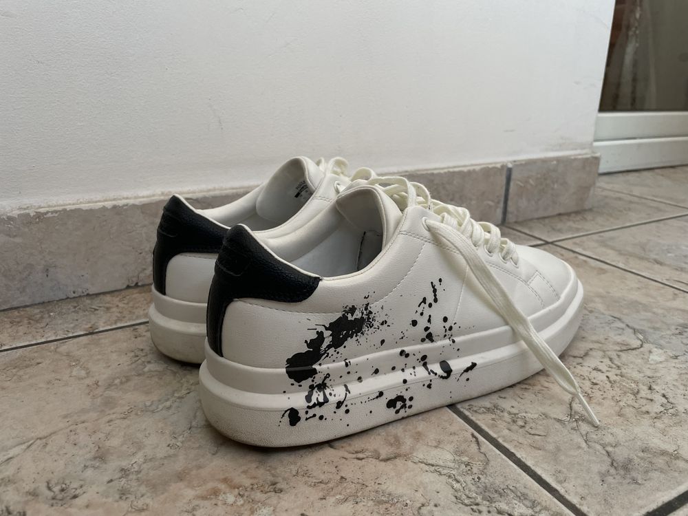 Adidasi sneakers albi Pull&Bear barbati marimea 44