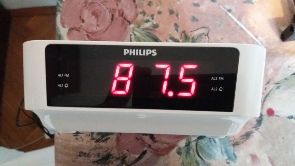 Продавам радиочасовник Philips AJ3115 в отлично състояние.