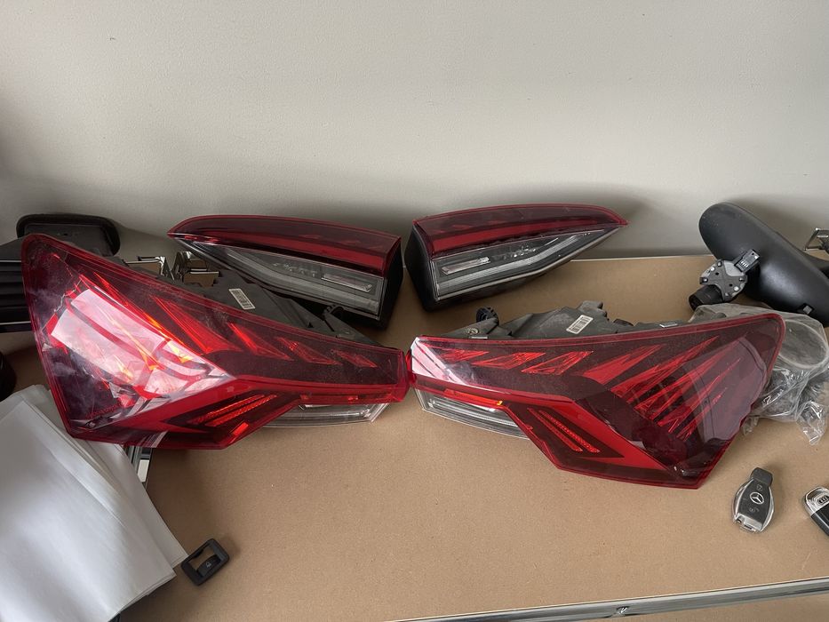 Продавам комплект задни стопове Škoda Octavia IV (5E3 серия)