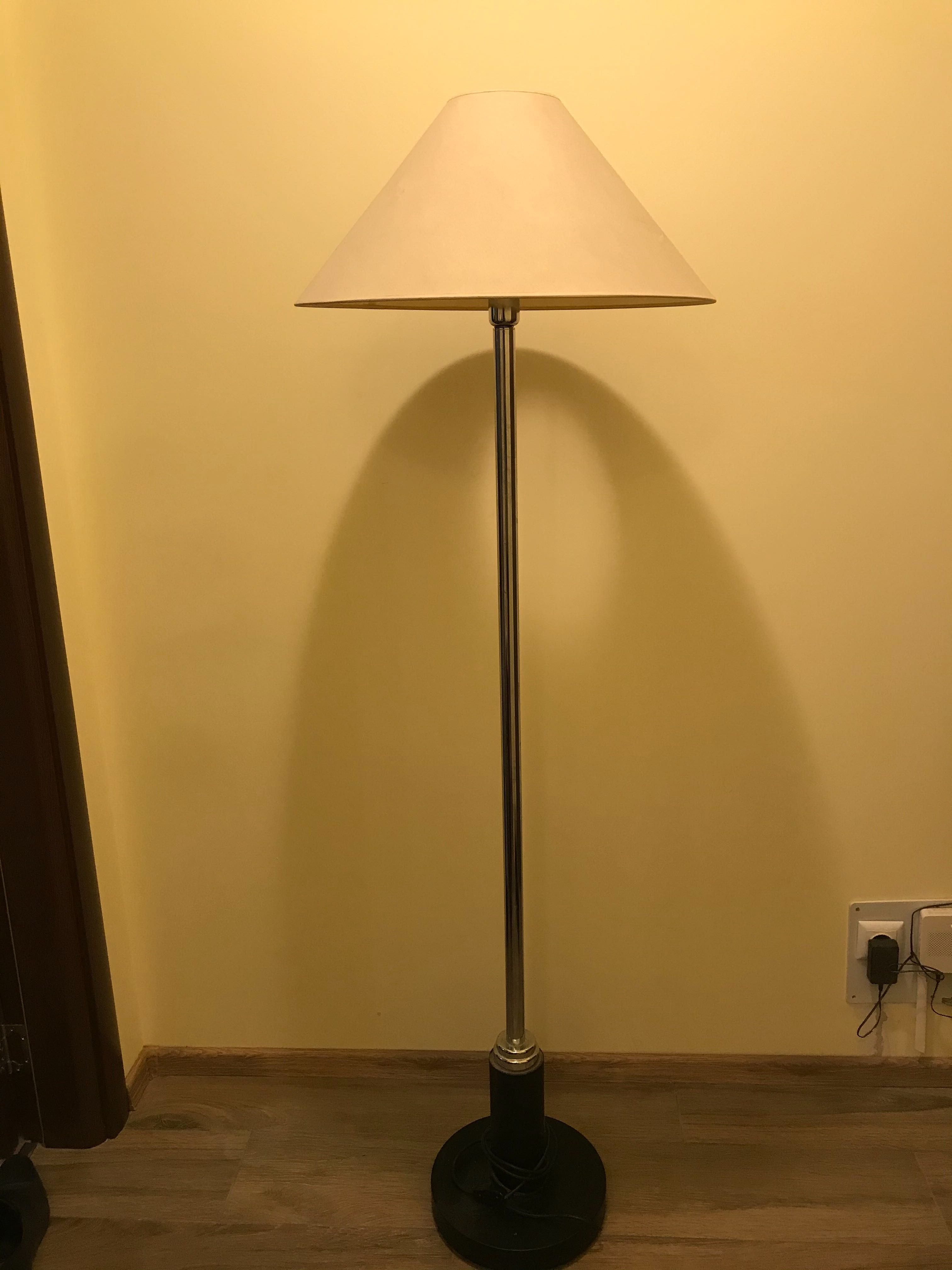 Подов лампион за хол, спалня или офис.