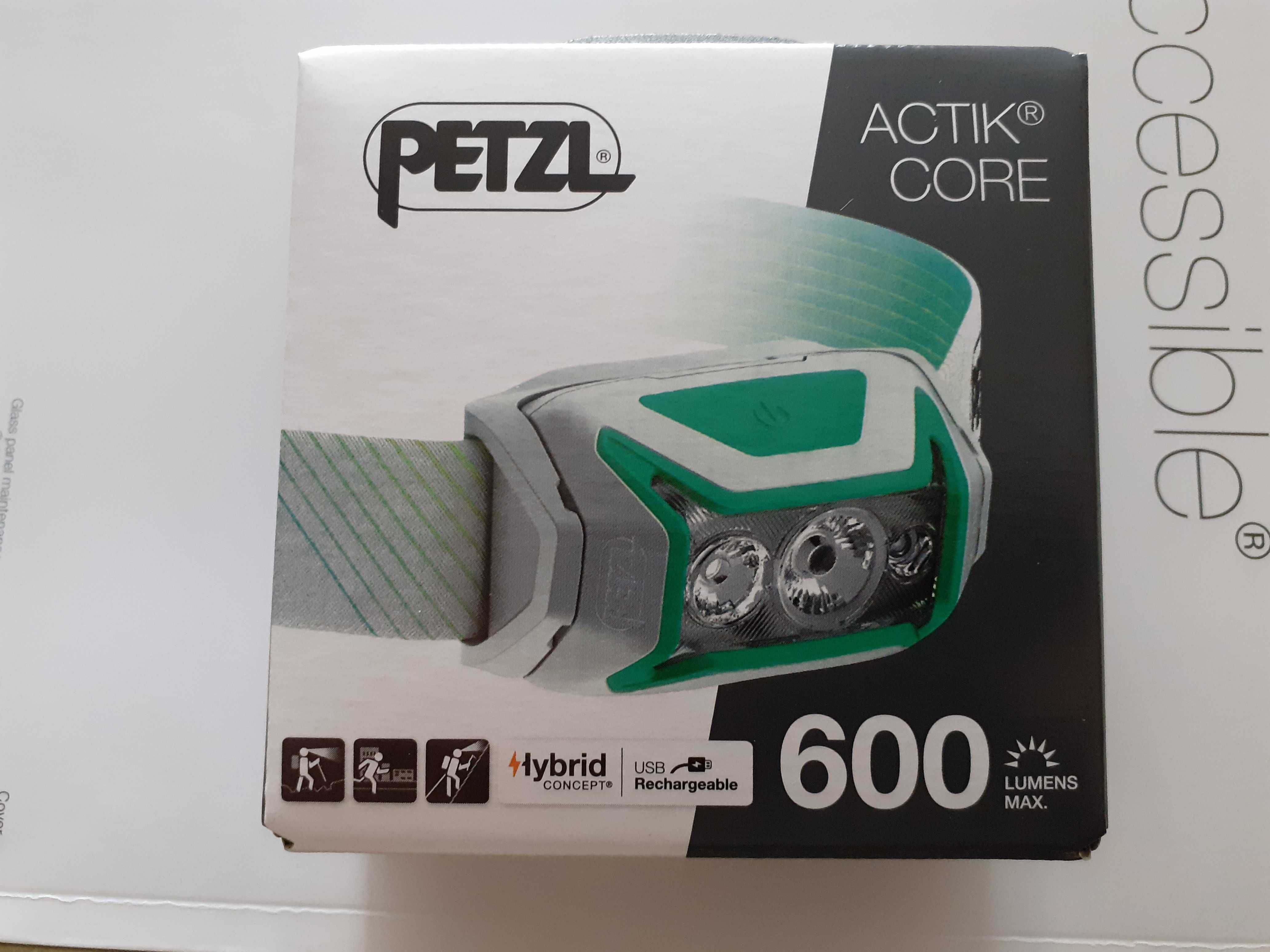 Челник не използван нов Petzl ACTIK CORE 600 зелен червен син сив