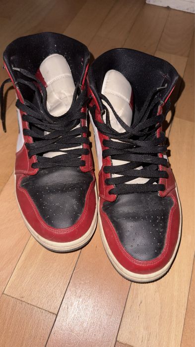 Air Jordan 1 Retro Mid Chicago Red Black Toe
