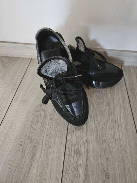 Продавам стилни черни маратонки