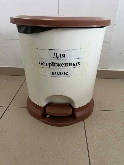 продается пластиковое ведро с крышкой