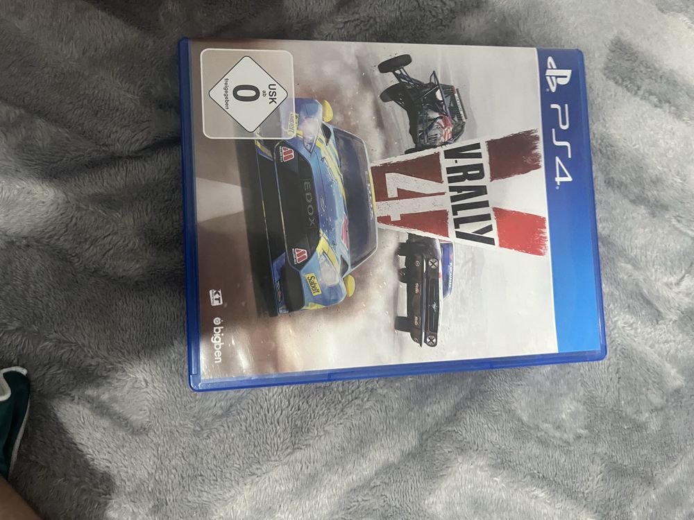 Ps4 SONY + Incarcator de aproape 1 metru + 2 jocuri