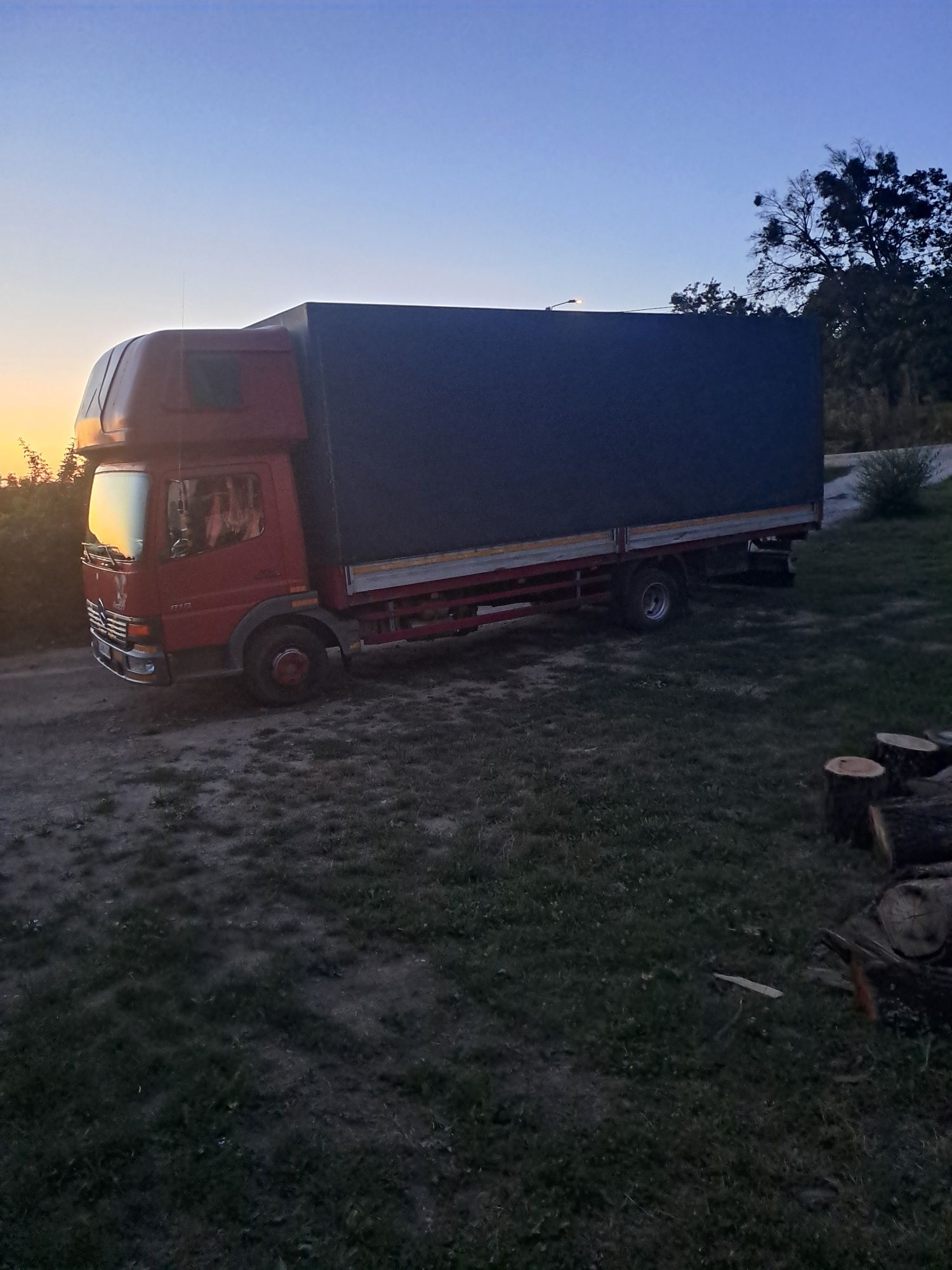 Camion cu platforma și prelata