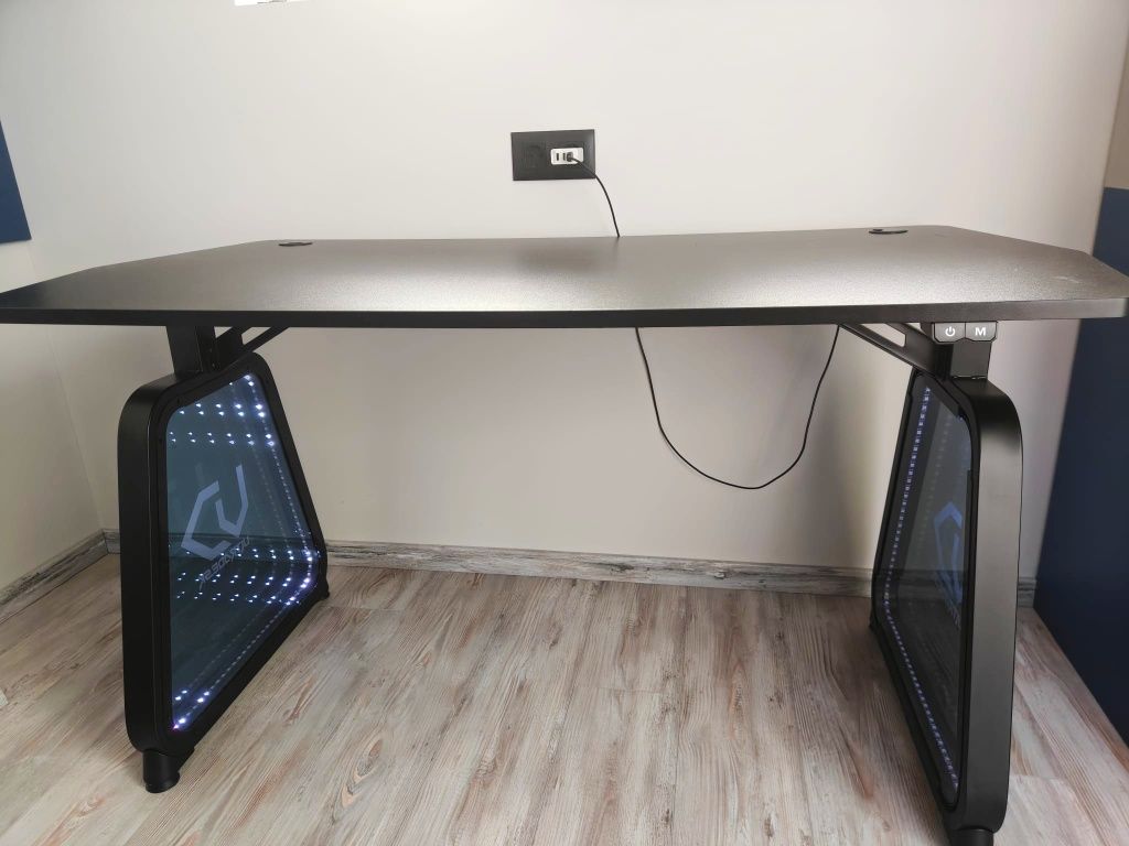Гейминг бюро Ultradesk Booster, черно – регулируемо с RGB осветление