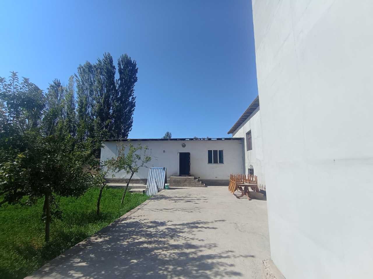Nurafshon shahrida 7 xonali hovli joy sotiladi