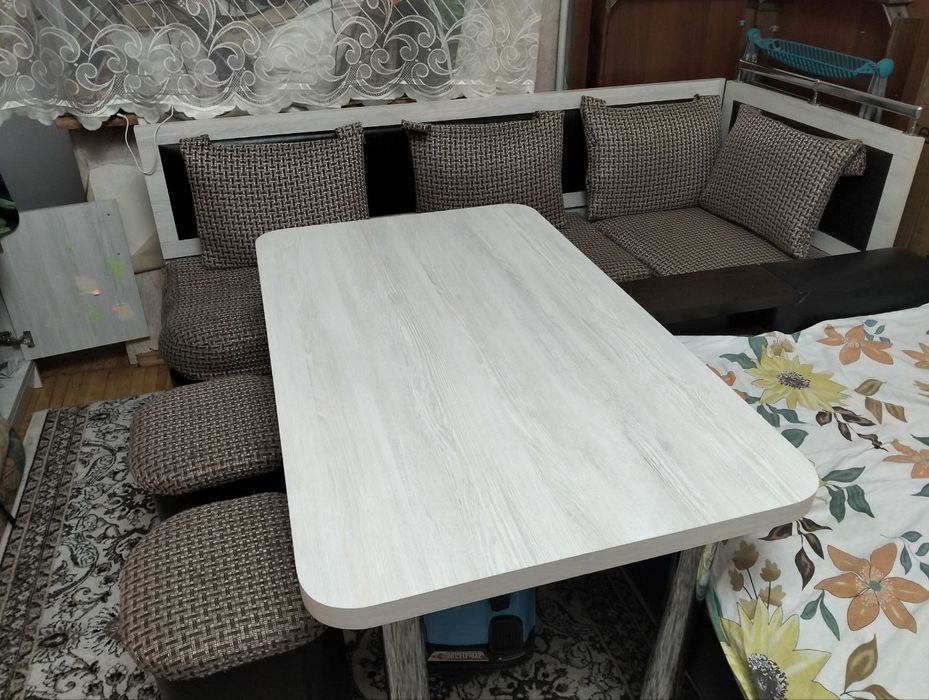 Кухонный уголок стол с стулями