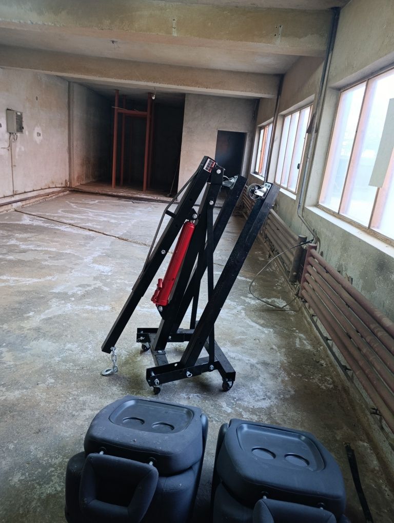Ofer spații comerciale  și depozitare de închiriat.