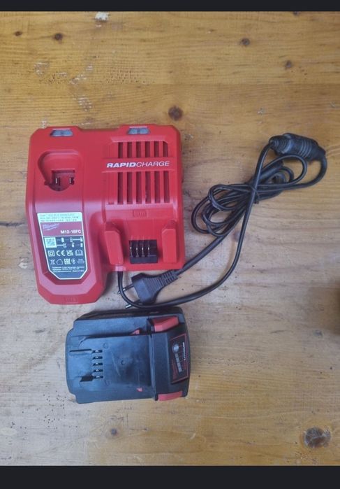 Incarcator rapid milwaukee  , baterie 5 amperi aproape noi