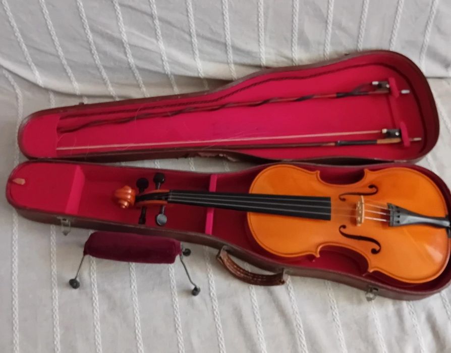 Vioară 4/4, confecționată la Reghin în 1956