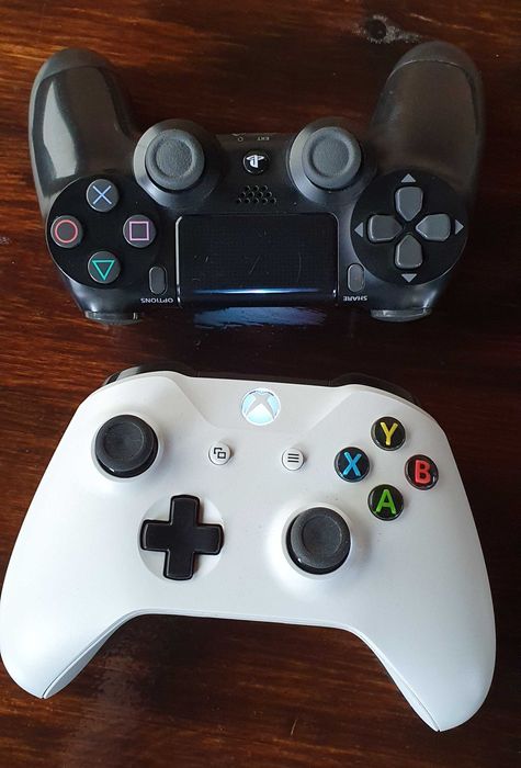 2 controllere 1 de Ps4 și 1 Xbox one de vânzare!