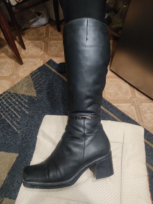 Продам женские сапоги