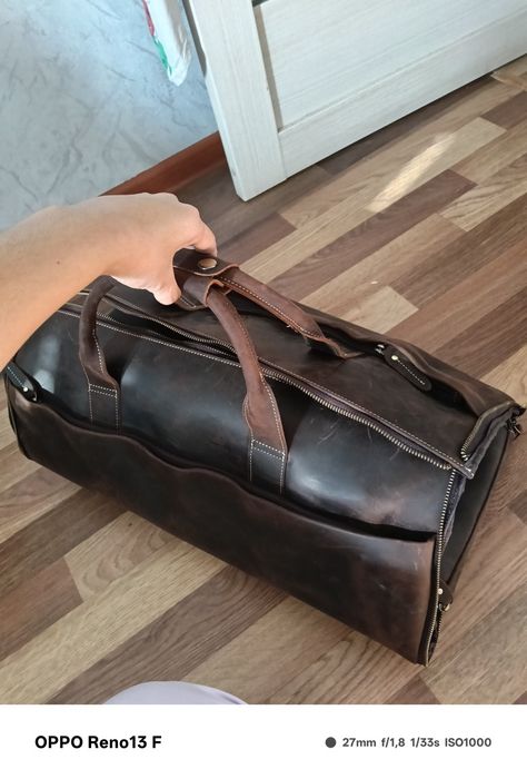 Продал кожаный чемодан для делового костюма