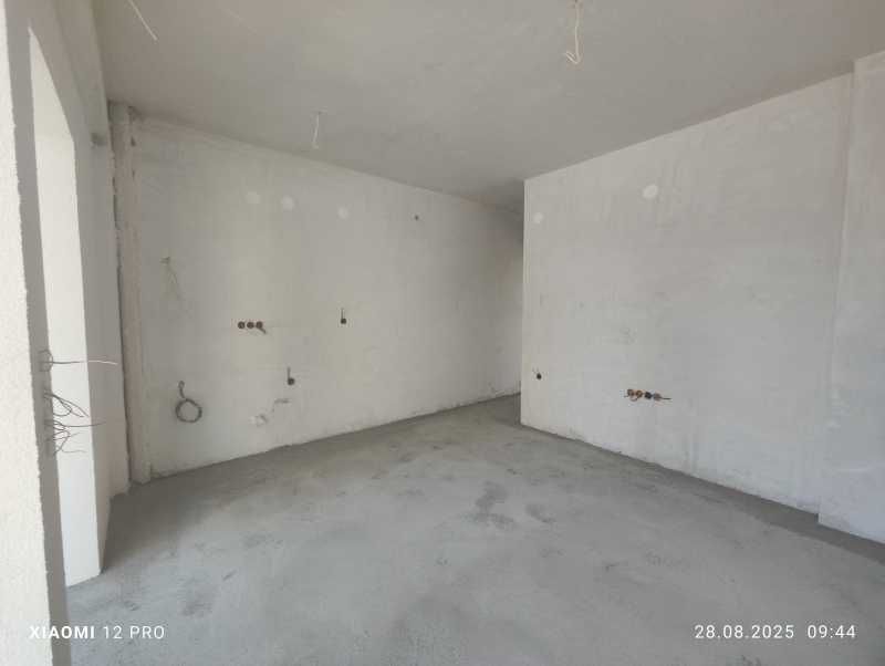 Гарсониера на партерен етаж с парко място в Паралия Офринио