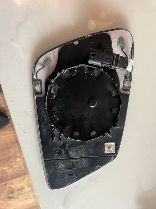 Продавам огледало BMW f10