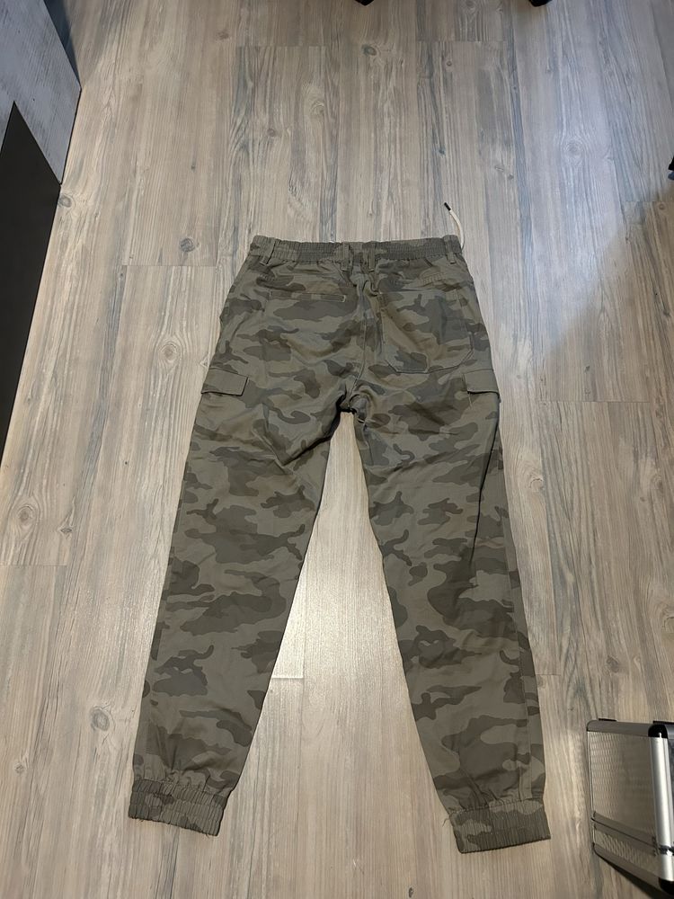 Pull & Bear камофлажни панталони