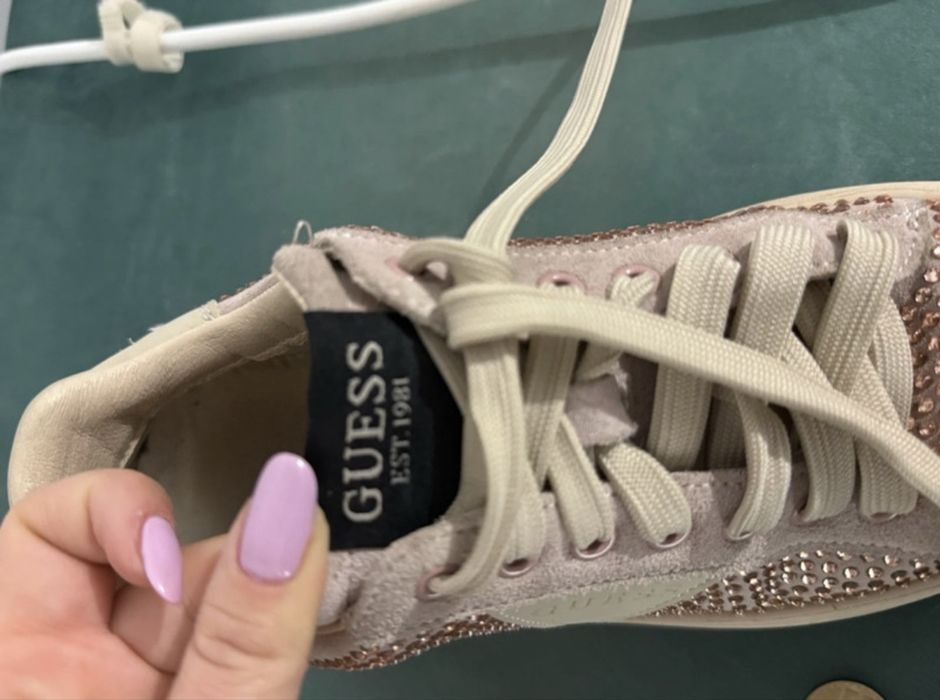 Adidasi Guess Roz în stare perfecta
