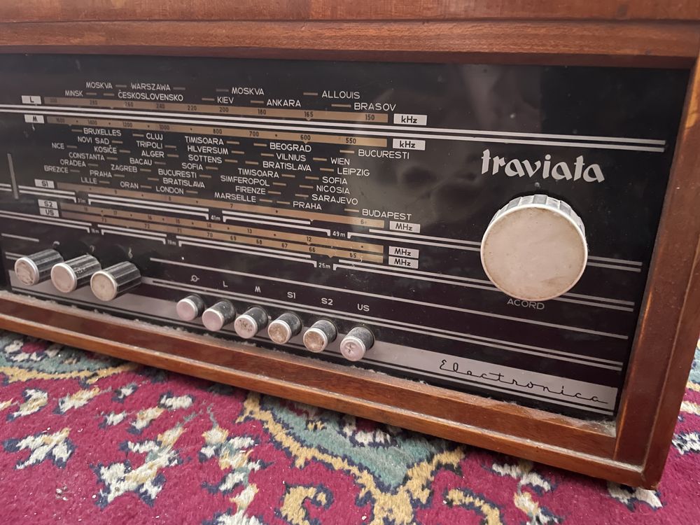 Vand radio vechi cu pickup Traviata