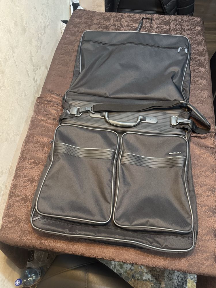 Suport costume pentru calatorie Delsey