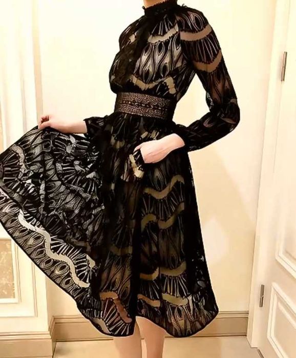Черное кружевное платье с пышной юбкой