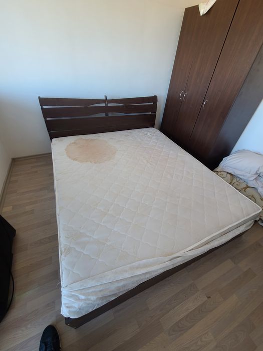 Налични са безплатно легло и матрак.