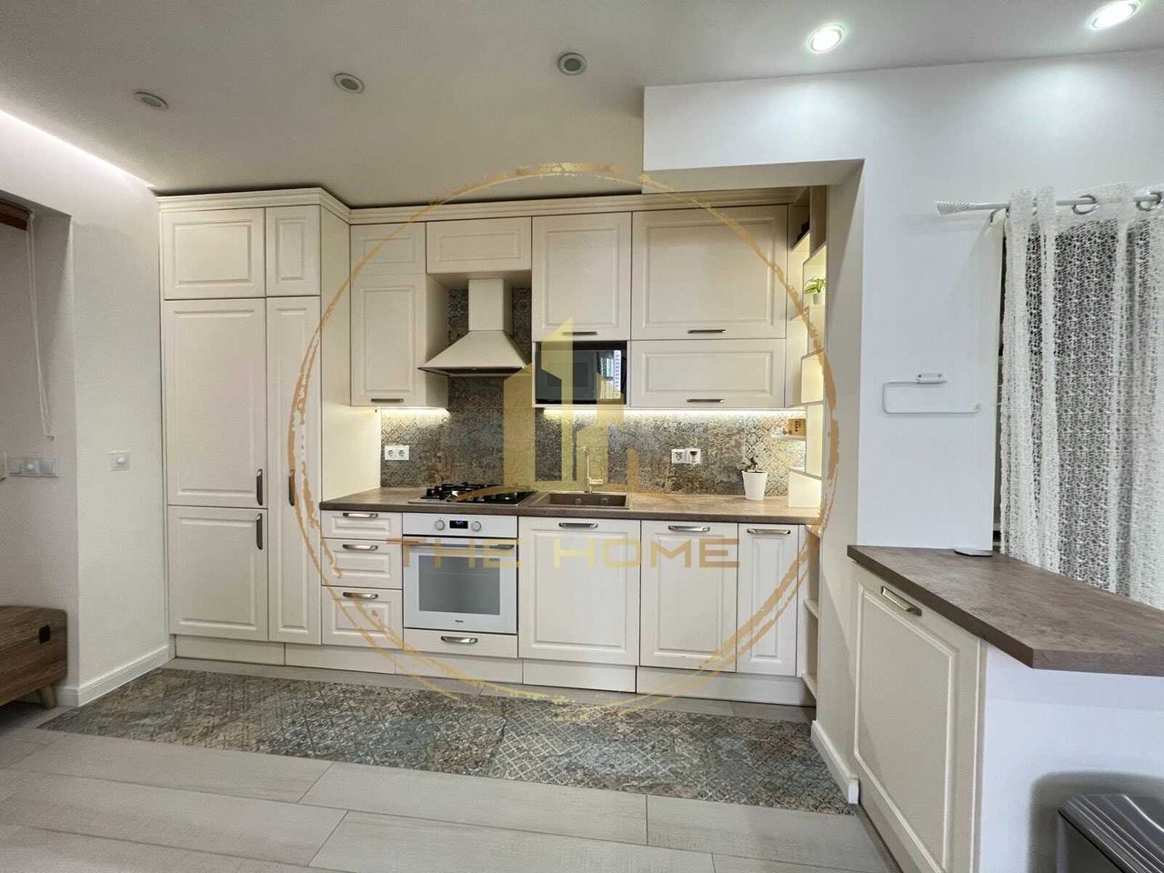 Дава се под наем Четиристаен апартамент в Варна, Център - 107 кв.м за 1350 € - Снимка #1