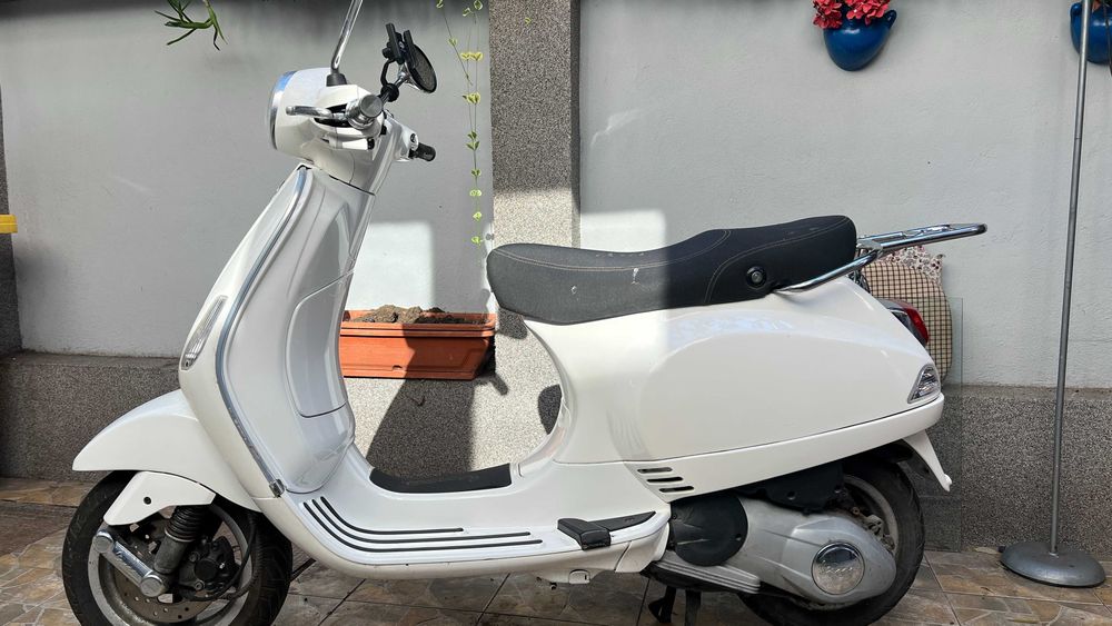 Vespa LX 125 3V i.e. 2012 Albă – 16k Înmatriculată RO, stare excelentă
