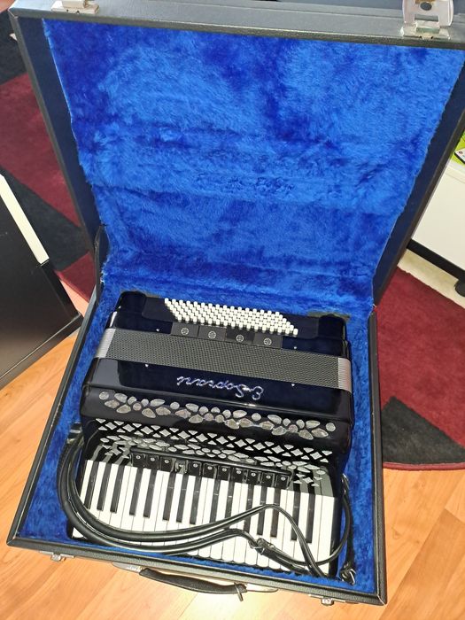 De vânzare acordeon
