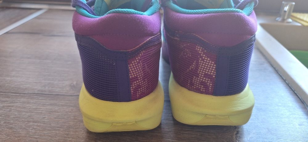 Vând pantofi baschet/volei/handbal Nike