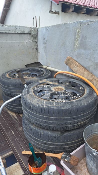 Se vinde 4 cauciucuri de vara +jante de tabla pentru logan
