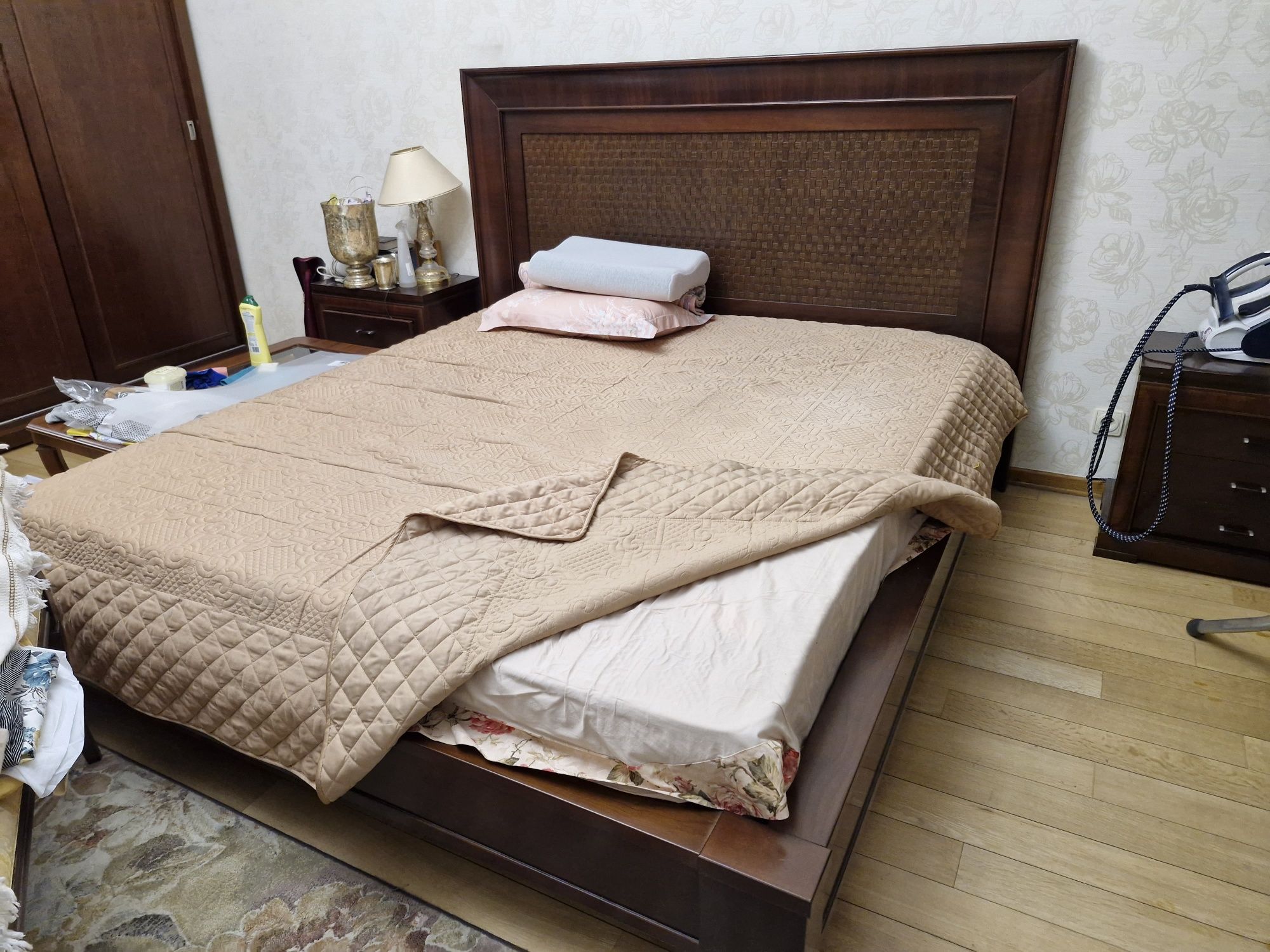 Кровать 2.0×2.2м.с матрасом из натурального дерева.