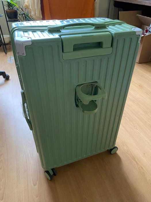 Куфар 28 инча със закачала и поставка за чаша